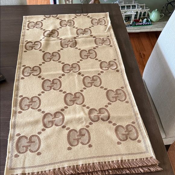 Authentic Gucci Tan and Brown scarf - Picture 3 of 11